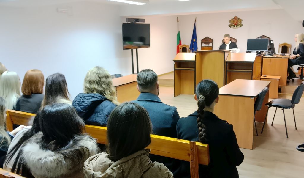 Окръжен съд – Варна се срещна с над 250 младежи в рамките на образователни проекти – снимка 1